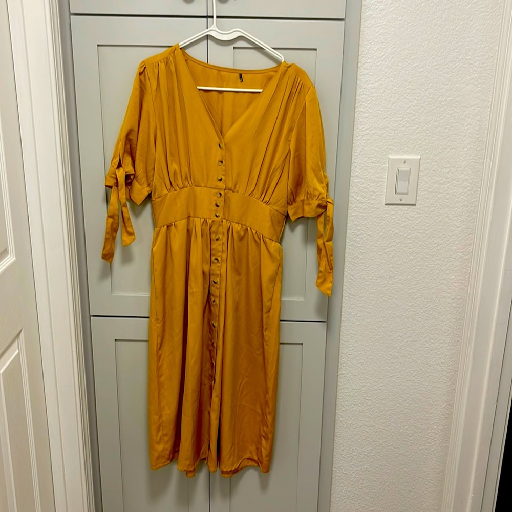 Yellow midi size dress! With beautiful sleeves